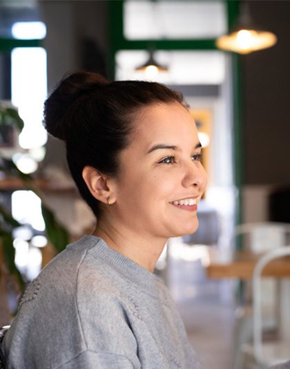 YolngWomanRestaurantPortrait